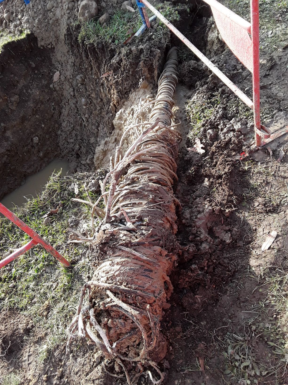 Cable wrapped around a drill head near Voiron, France - Credits : Julien Ohayon